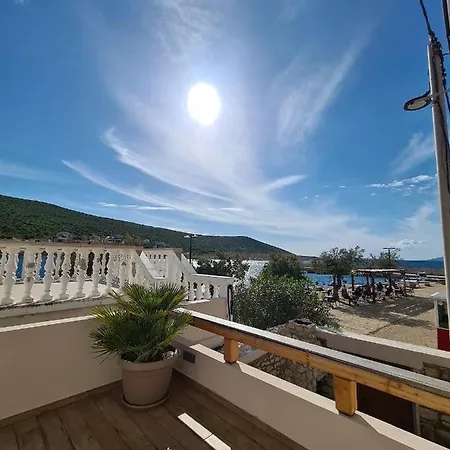 Traditional Beautiful House By The Beach Vila *