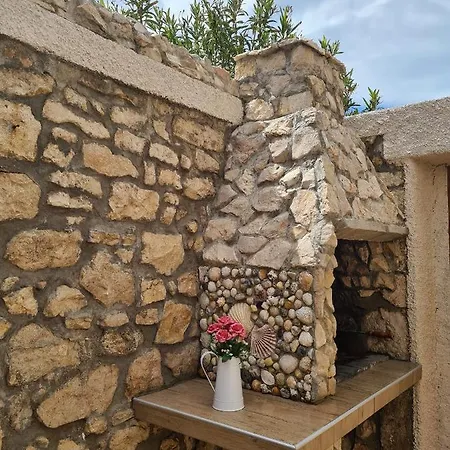Traditional Beautiful House By The Beach Vila Vinjerac